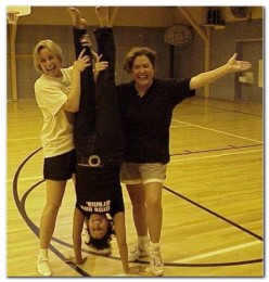 Laura, Lauren Henderson, Katy Munger at the Bouchercon basketball game